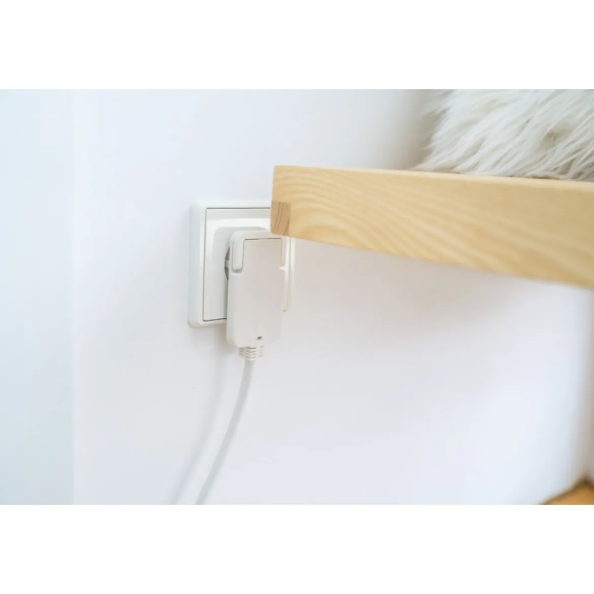 Kurzverlaengerungsleitung weiss mitWinkel-Flachstecker 5m H05VV-F3G1,5
